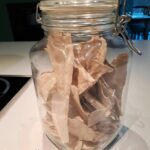 Gedroogde desemstarter in bokaal klaar om te bewaren