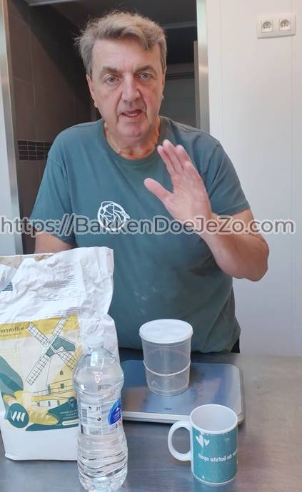 Bakker Robert Boelaert toont in zijn eerste gratis videoworkshop de benodigheden voor het maken van een SummerDesem: weegschaal, roggemeel, flessenwater, plastiek potje met deksel en elastiekje en tas.