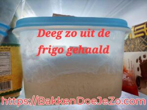 Deeg na een nacht koelkastrijs, klaar om verder te rijzen voor no-knead broodjes