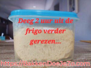 Deeg verdubbeld na rijzen op kamertemperatuur, klaar om te verdelen voor airfryer broodjes