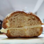 Doormidden gesneden broodje — kruim en structuur van Respectus Frigoris Panis broodje.